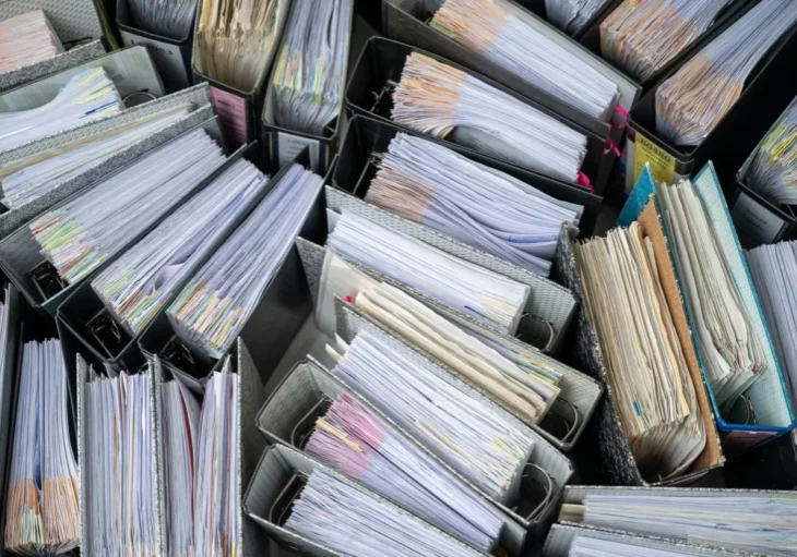 Weniger Bürokratie und mehr Freiheit. Die Bundesregierung streicht 113 Regelungen und Verordnungen. Foto: istock/nirat