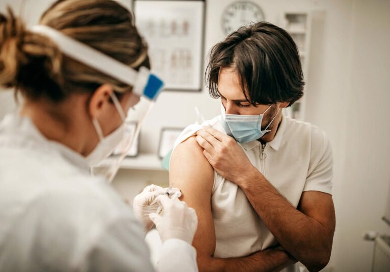 Impfen ist immer noch die beste Möglichkeit sich vor dem Coronavirus zu schützen. Was sich jetzt ändert ist das Impfpflichtgesetz. Dieses soll mit Juli abgeschafft werden. Somit fällt die Impfpflicht. Foto: iStock / StefaNikolic