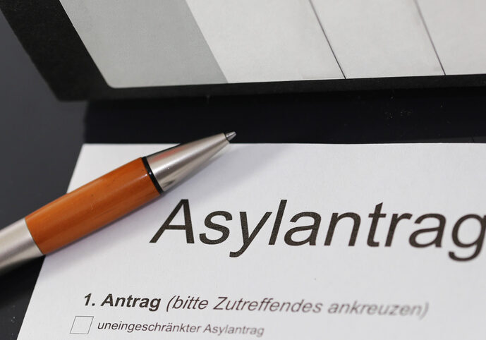 Die Zahl der Asylanträge ist im ersten Halbjahr 2025 um 37 Prozent eingebrochen. Foto: istock / U. J. Alexander