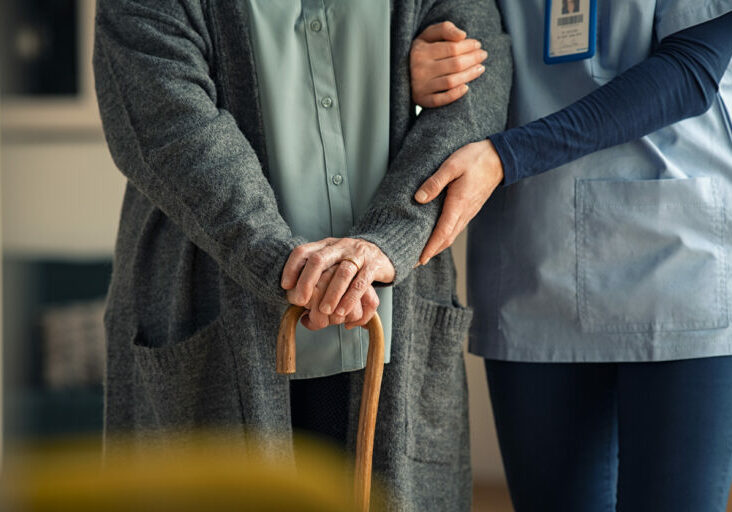 Die Regierung hat das größte Pflegepaket seit Jahrzehnten geschnürt: 20 konkrete Maßnahmen und rund eine Milliarde mehr für die Pflege. Foto: iStock/Ridofranz