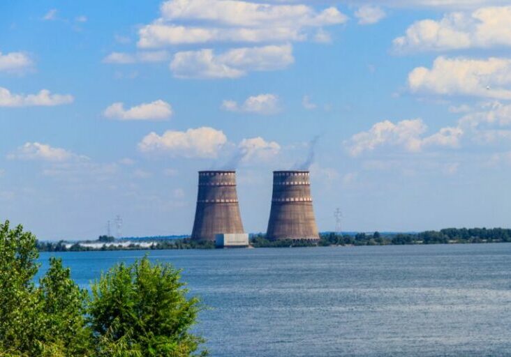 Die Kühltürme des Kernkraftwerks Saporischschja in Enerhodar, Ukraine. Foto: iStock OlyaSolodenko