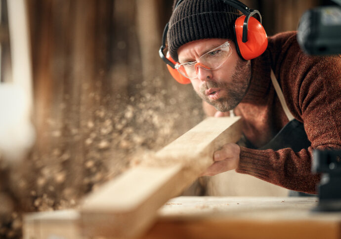 Nach der Krise finden immer mehr Menschen wieder Arbeit. Foto: iStock / evgenyatamanenko