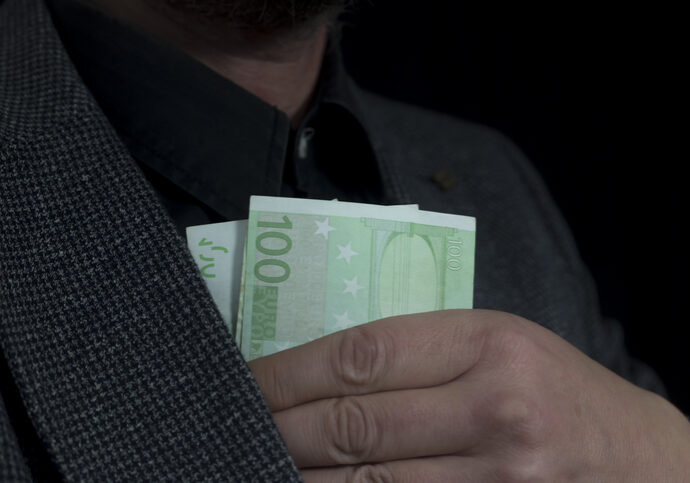 Im Ausland Gel verdienen, es aber in Österreich nicht versteuern: Die Finanz deckt jährlich Tausende Fällen Foto: iStock/Marccophoto