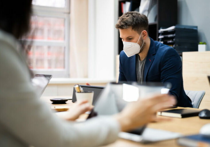 Am Dienstag gaben Gesundheitsminister Rauch und Arbeitsminister Kocher bekannt die Risikogruppen-Verordnung wieder in Kraft treten zu lassen. Damit erhalten die vulnerablen Gruppen einen weiteren Schutz. Foto: iStock / AndreyPopov