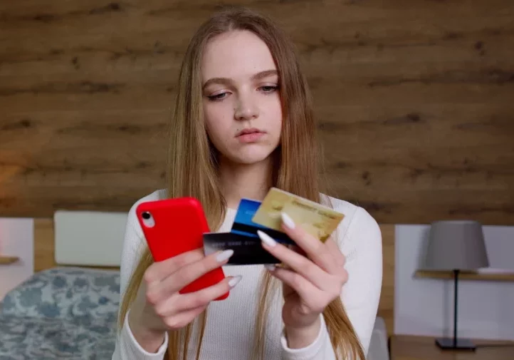 Immer mehr Jugendliche tappen durch Social Media in die Schulden- und andere Fallen. Staatssekretär Alexander Pröll arbeitet an einem Social Media Verbot für Kinder und Jugendliche unter 14 Jahren. Foto: istock/Andrii Lemelyanenko