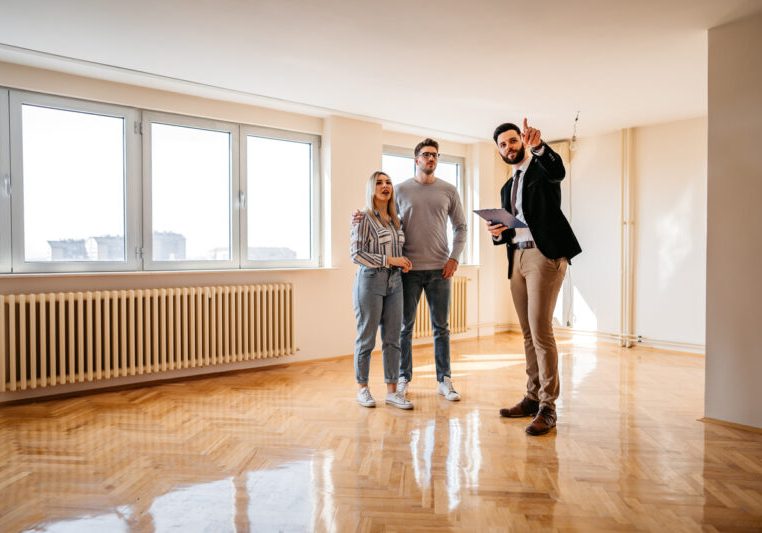 Wohnraum soll genutzt werden, Leerstand kann von Ländern mit einer Abgabe belegt werden. Der Nationalrat beschloss dafür neue Kompetenzen der Länder. Foto: istock / urbazon