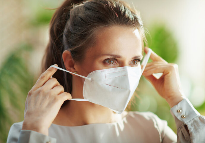 Die Maske muss wieder in geschlossenen Räumen getragen werden. Foto: iStock / CentralITAlliance