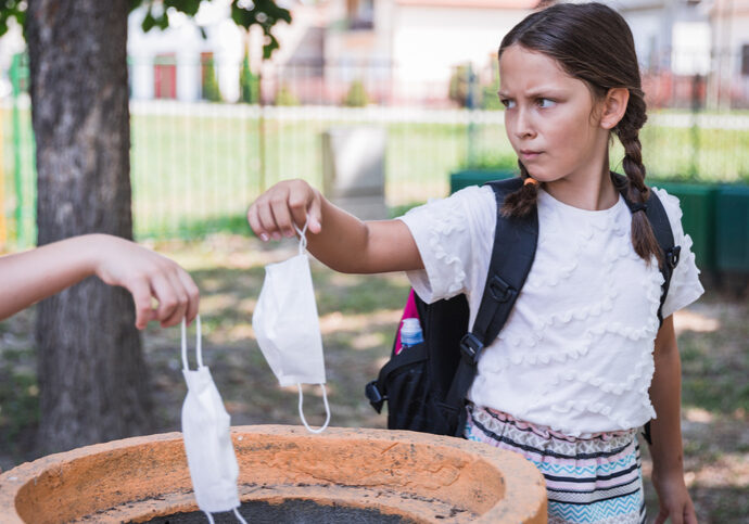 Die Maske fällt an den Schulen und bringt mehr Normalität in den täglichen Schulbetrieb. Foto: istock / Dobrila Vignjevic