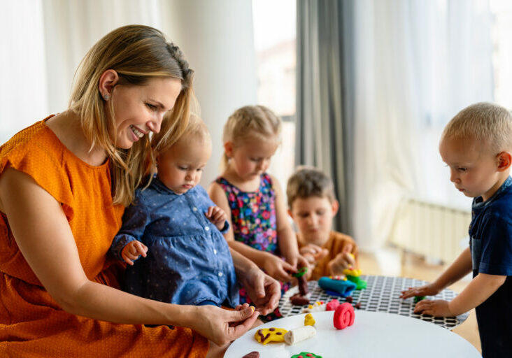 Die Grenze für geringfügigen Zuverdienst für Eltern in Karenz wird 2024 erhöht, beschloss der Familienausschuss des Nationalrats. Foto: iStock