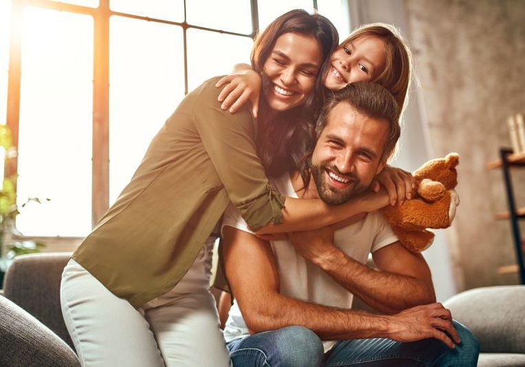 Familien profitieren von den Entlastungs-Paketen der Bundesregierung. Foto: iStock Valerii Apetroaiei