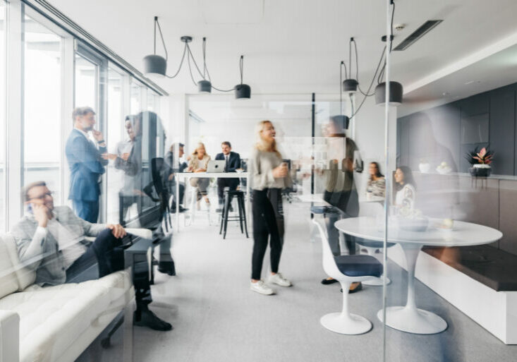 Auch im dritten Quartal zeigen sich die Arbeitslosenzahlen stabil niedrig. Gleichzeitig gibt es ein Beschäftigungshoch, auch im Vergleich zum Vorkrisenjahr 2019. Arbeits- und Wirtschaftsminister Martin Kocher zeigt sich angesichts der guten Statistik erfreut. Foto: iStock / AnVr