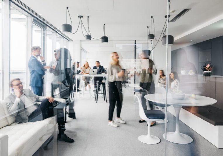 Auch im dritten Quartal zeigen sich die Arbeitslosenzahlen stabil niedrig. Gleichzeitig gibt es ein Beschäftigungshoch, auch im Vergleich zum Vorkrisenjahr 2019. Arbeits- und Wirtschaftsminister Martin Kocher zeigt sich angesichts der guten Statistik erfreut. Foto: iStock / AnVr