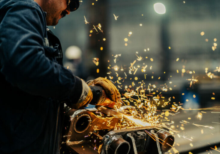 Volle Auftragsbücher sorgen derzeit für eine niedrige Arbeitslosigkeit. Entgegen dem üblichen Trend, gehen die Arbeitsmarktzahlen auch am Sommerende weiter zurück. Foto: istock / Phynart Studio