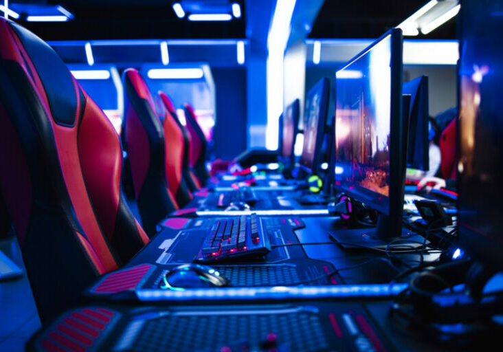 eSPort wird immer beliebter. Das hat auch die Österreichische Politik erkannt. Nun liegt der eSport-Bericht der Bundesregierung vor. Foto: iStock / Smederevac
