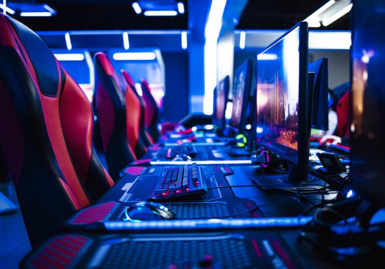 eSPort wird immer beliebter. Das hat auch die Österreichische Politik erkannt. Nun liegt der eSport-Bericht der Bundesregierung vor. Foto: iStock / Smederevac