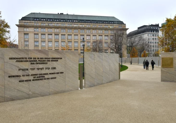 In der Aufarbeitung Österreichs Verantwortung am Holocaust sowie im Kampf gegen Antisemitismus wurden zuletzt eine Reihe von Maßnahmen gesetzt. Unter anderem die Errichtung der Shoa-Namensmauer am Ostarrichipark in Wien. Foto: istock/Spitzt-Foto
