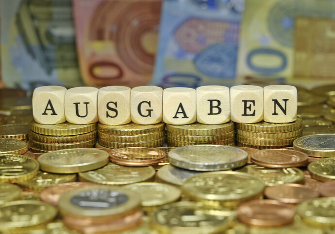 Die Ausgaben steigen dieses Jahr stärker an als geplant. Das Budget wird angepasst, die Schuldenquote erreicht wieder 80 Prozent. Foto: istock / Leonsbox