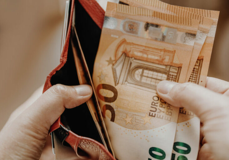 50 Milliarden Euro werden insgesamt aufgebracht, um die Teuerung abzufedern. Mit August starten eine Reihe von Auszahlungen. Foto: istock / Irina Shatilova