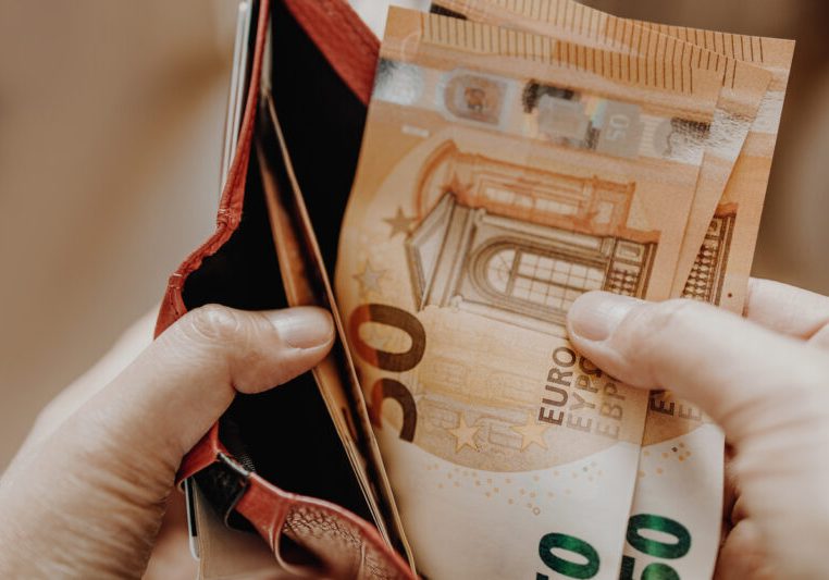 50 Milliarden Euro werden insgesamt aufgebracht, um die Teuerung abzufedern. Mit August starten eine Reihe von Auszahlungen. Foto: istock / Irina Shatilova