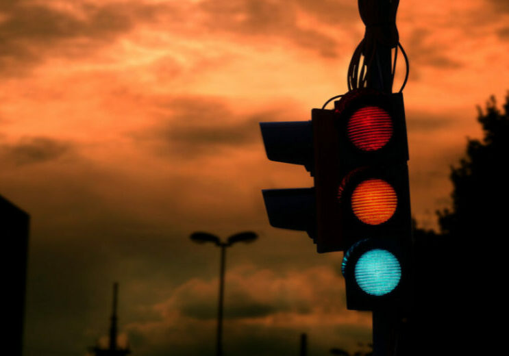 Nach der Sonne ziehen dunkle Wolken über der deutschen Ampelregierung auf. Bevölkerung, Wirtschaft und nun auch eigene Parteifunktionäre sind mit der Arbeit der links-liberalen Regierung in Deutschland unzufrieden. Foto: istock / Ismail Khudida