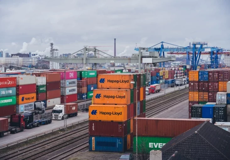 Der Handel zwischen der EU und den USA gerät aus den Fugen. US-Strafzölle erschweren die Exporte. Die EU überlegt nun eine Gegenreaktion. Foto: istock/Anski