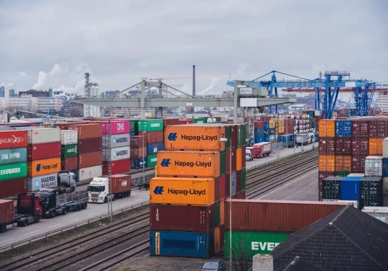 Der Handel zwischen der EU und den USA gerät aus den Fugen. US-Strafzölle erschweren die Exporte. Die EU überlegt nun eine Gegenreaktion. Foto: istock/Anski