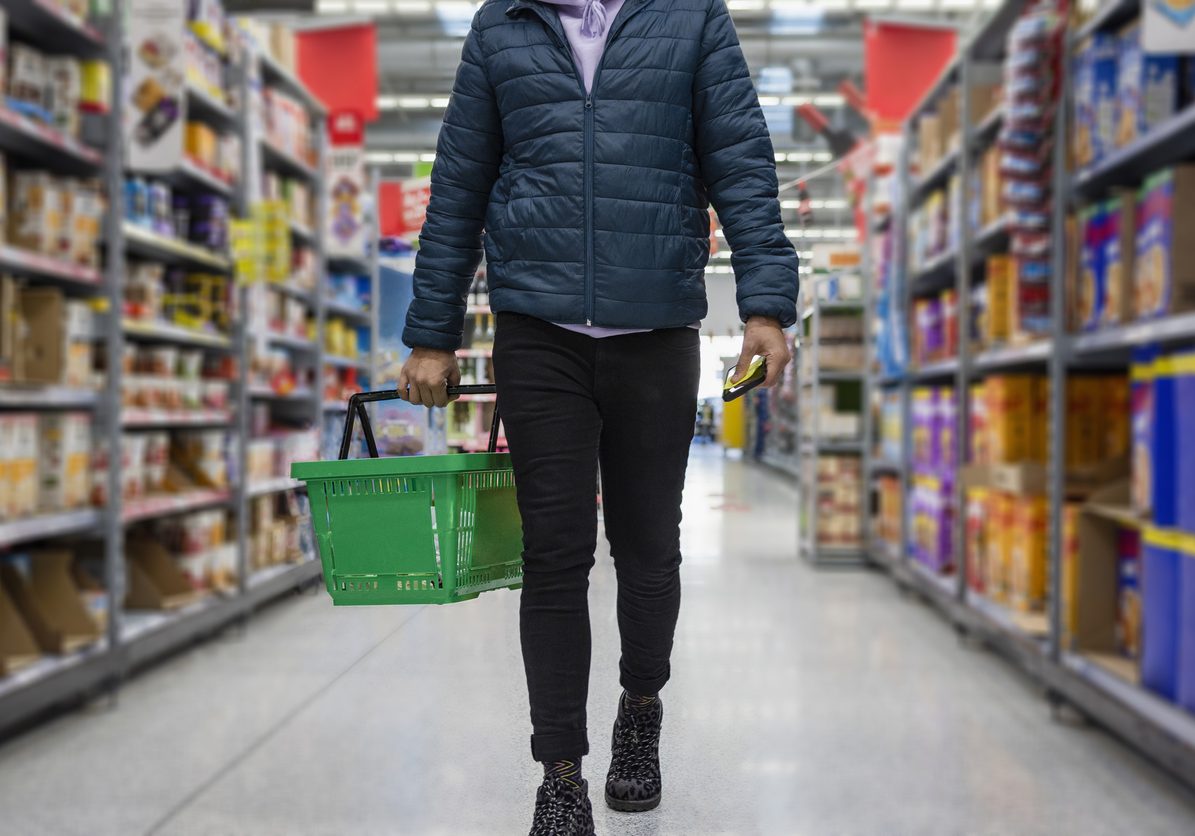Wenig im Korb für viel Geld. Die Inflation erreichte 2022 einen Höchstwert, der zuletzt nur im Jahr 1974 noch höher war. Foto: Stock / SolStock