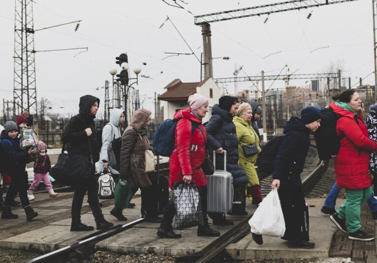 Nach 2022 rechnet man laut Migrationsausblick des ICMPD auch dieses Jahr mit weiteren vertriebenen Menschen aus der Ukraine in Europa. Foto: Stock / Joel Carillet