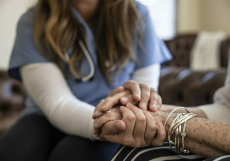 Der Pflegeberuf wurde durch mehrere Maßnahmen schrittweise aufgewertet: Seit 1. Jänner 2026 gilt für den Pflegeberuf die Schwerarbeitsregelung. Foto: istock/LPETTET