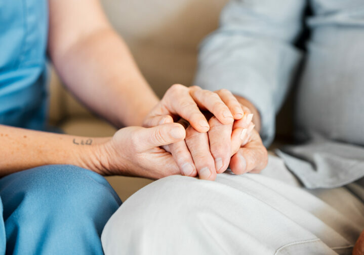 Mit dem zweiten Pflegepaket kommen weitreichende Erleichterungen für Angehörige und Arbeitnehmer der Pflegebranche. Foto:PeopleImages