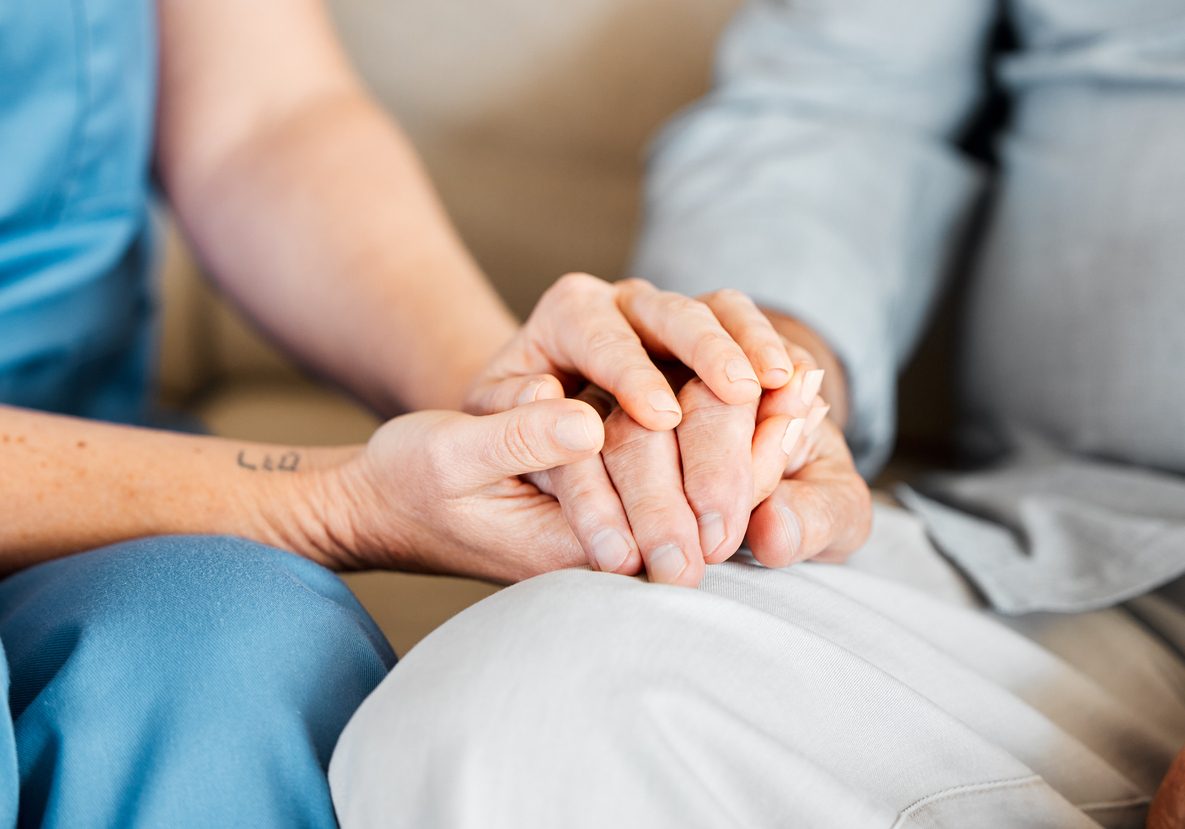 Mit dem zweiten Pflegepaket kommen weitreichende Erleichterungen für Angehörige und Arbeitnehmer der Pflegebranche. Foto:PeopleImages