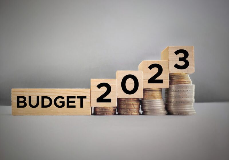 Am Dienstag hat der Finanzminister Magnus Brunner seine Budgetrede gehalten. Aber ist jetzt das Budget für das kommende Jahr schon beschlossen? Nein. Zur-Sache hat für Euch den Fahrplan bis zur Abstimmung über den Gesetzesentwurf zusammengefasst. Foto: iStock / FREDERICA ABAN