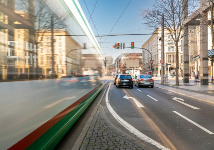 Im Zuge des nächste Woche zu beschließenden Budgets bekommt auch die Mobilität einen ordentlichen Boost. So werden infrastrukturelle Belangen mit 1,4 Milliarden Euro mehr ausgestattet, als im letzten Finanzrahmen. Für 2023 bedeutet das ein Plus von 442,1 Millionen Euro. Foto: iStock / winyuu