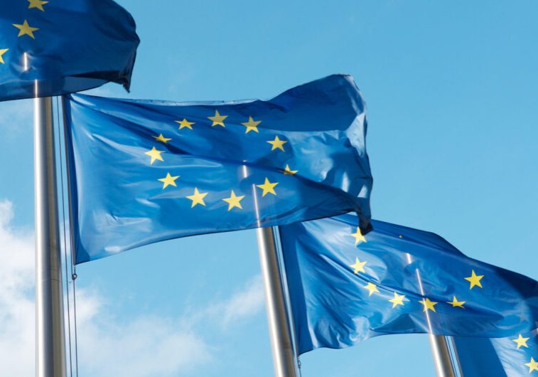 Das EU-Parlament hat einen Beschluss rund um die CO2-Grenzabgabe abgelehnt. Daher geht das Klimapaket nun in den Umwelt-Ausschuss zurück um neu verhandelt zu werden. Der weitere Zeitplan ist ungewiss. Foto: iStock / sharrocks