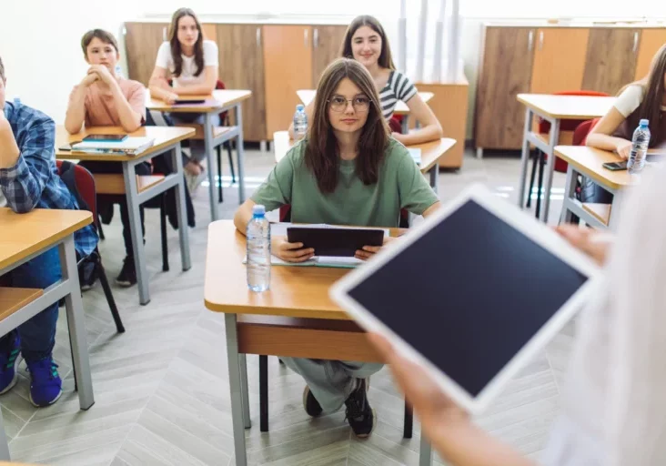 Schulen werden von Bürokratie entlastet und erhalten mehr Freiräume, ebenso die Schülerinnen und Schüler, die für ihren Abschluss die Art wählen können. Foto: istock/miljko
