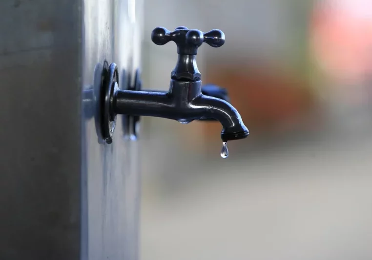Der Klimaschutzbericht 2025 zeigt ein alarmierendes Bild in Sachen Grundwasser und Trinkwasserversorgung. Foto: iStock/Joa_Souza