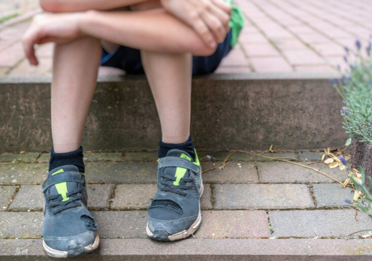 Aktuell wird an Maßnahmen zur Bekämpfung der Kinderarmut gearbeitet, verkündete die Regierung. Foto: iStock/Ralf Geithe