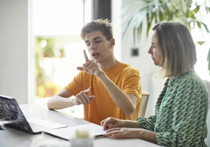 Menschen mit Behinderung sollen nicht aufs Abstellgleis gestellt sondern am Arbeitsmarkt besser integriert werden. Der Nationalrat fasse einen einstimmigen Beschluss. Foto: iStock/xavierarnau