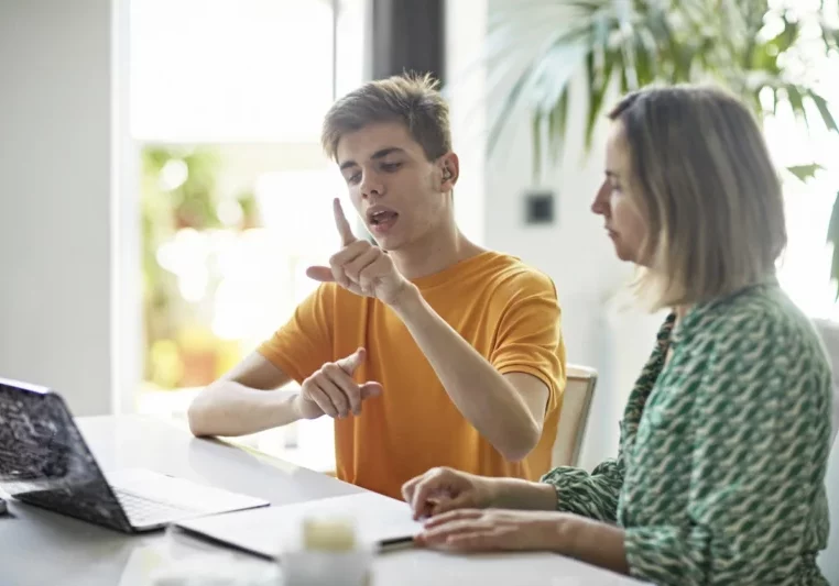 Menschen mit Behinderung sollen nicht aufs Abstellgleis gestellt sondern am Arbeitsmarkt besser integriert werden. Der Nationalrat fasse einen einstimmigen Beschluss. Foto: iStock/xavierarnau