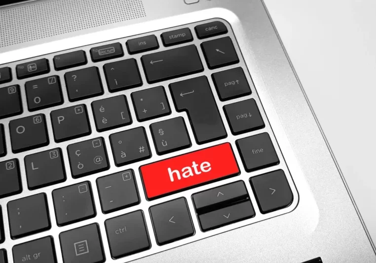 Das Internet bleibt auch im 5. Lagebericht zu Hate Crime der Tatort Nummer 1. Positiv: die Aufklärungsquote von Hass im Netz wird immer besser. Foto: iStock/undefined undefined