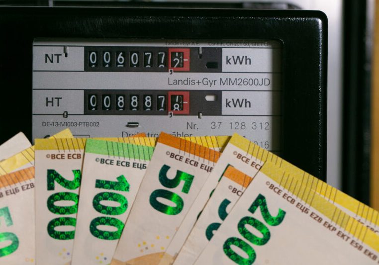 Die Stromkosten zu senken gilt als der Dreh- und Angelpunkt, um die Inflation zu bekämpfen. In einer Sondersitzung des Nationalrats erläuterte die Bundesregierung die Maßnahmen und die bisherigen Schritte, um Haushalte zu entlasten und Arbeitsplätze sowie Kaufkraft zu sichern. Foto: istock / yul38885