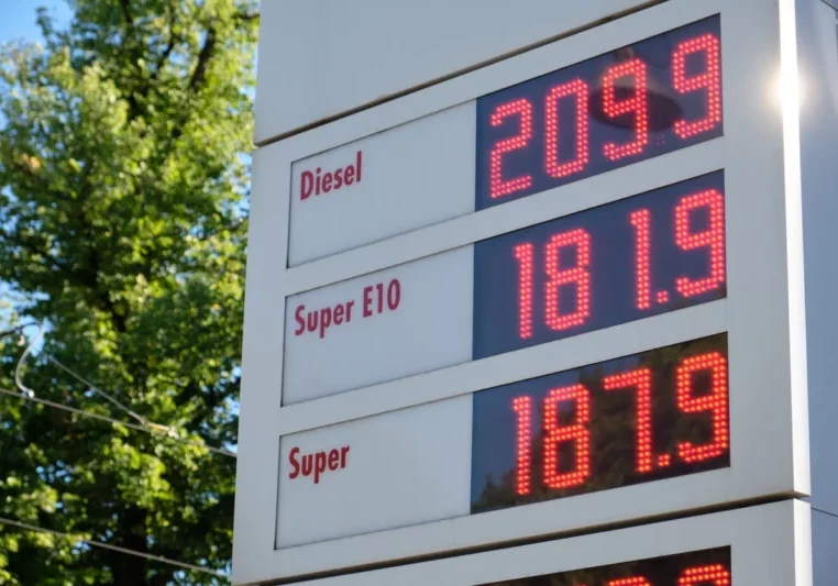 Pendler sind aktuell mit massiv erhöhten Preisen an den Tankstellen konfrontiert. Die Regierung hat nun eine Spritpreisbremse beschlossen. Foto: iStock/franconiaphoto