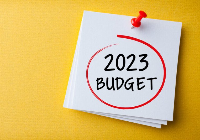 Das Budget 2023 wurde mit den Stimmen der beiden Regierungsparteien beschlossen. Trotz der Herausforderungen im Kampf gegen die Teuerung werden auch eine Reihe von Investitionen getätigt. Foto: istock / phototechno
