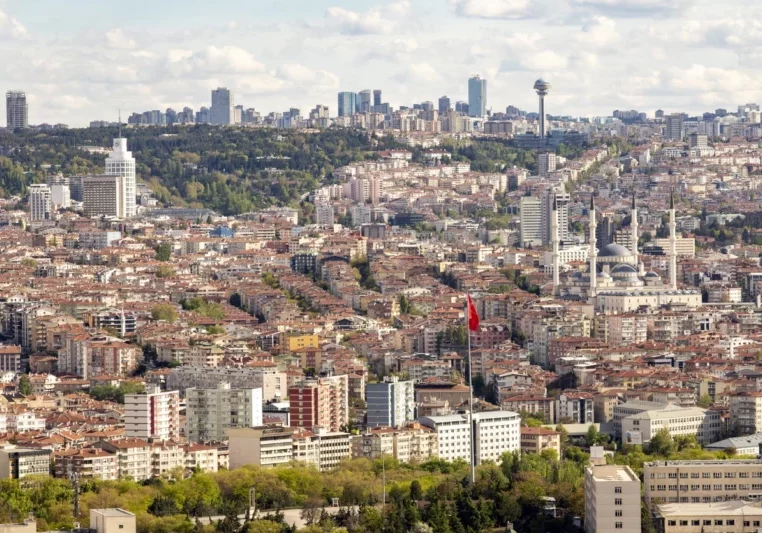 Eine große Delegation mit Bundeskanzler Karl Nehammer an der Spitze ist am Dienstag zu Gast in Ankara/Türkei. Foto: istock/Birol Dincer