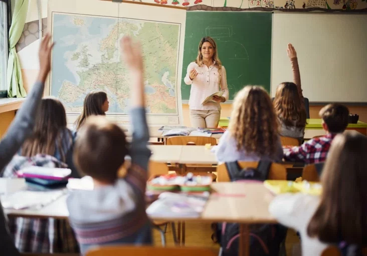 Rudolf Taschner zieht eine positive Zwischenbilanz: Die Lehrerausbildung wird in Österreich nach vielen Jahren reformiert Das wirkt, denn der Lehrermangel ist gemildert. Foto: istock/skynasher