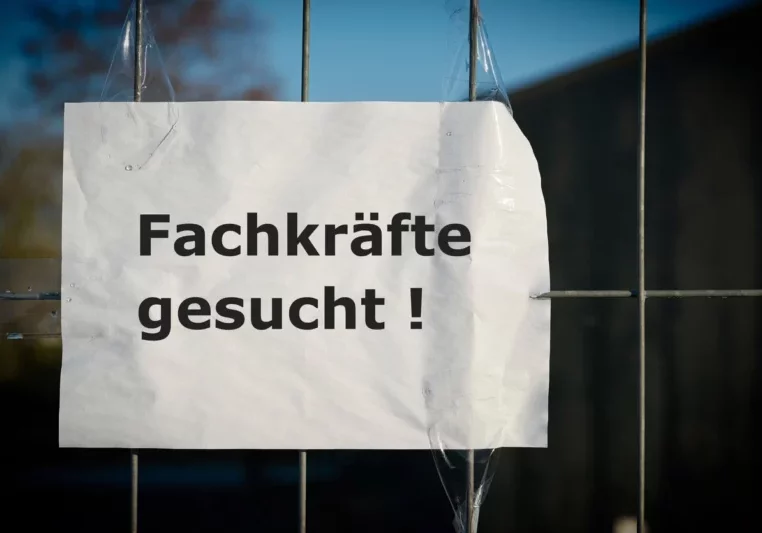 Auch in den kommenden Monaten wird weiter mit Engpässen am Arbeitsmarkt und einer hohen Zahl an offenen Stellen gerechnet. Foto: istock/Heiko119