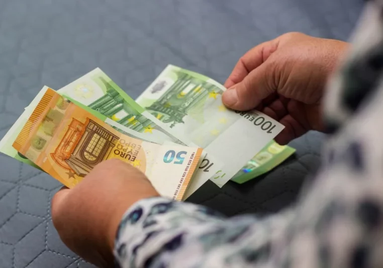 Um fast 10 Prozent werden die Pensionen in Österreich erhöht. 5,3 Milliarden Euro werden ab 1.1.2024 rund 2,2 Millionen Pensionisten zusätzlich ausbezahlt. Foto: istock/sanjagrujic
