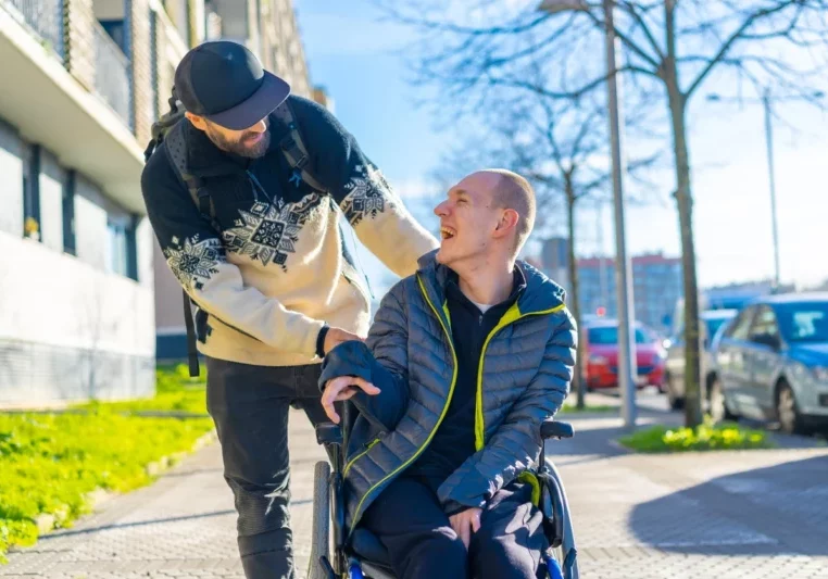 Die Persönliche Assistenz zählt für viele Menschen zu einer unverzichtbaren Stütze. Unterschiedliche Zuständigkeiten erschwerten bisher den Alltag. Foto: istock/Unaihuiziphotography