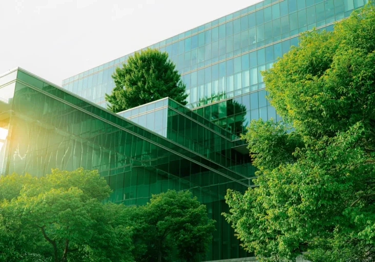 Mit der Klima- und Transformationsoffensive soll die Industrie nachhaltiger und zukunftsfitter gemacht werden. Foto: Fahroni/ iStock