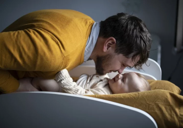 Eine Studie zeigt: Die Offenheit von Führungskräften ist groß, wenn männliche Mitarbeiter ihre Erwerbsarbeit aufgrund von Kinderbetreuungspflichten anpassen möchten. Foto: istock/ArtistGNDphotography